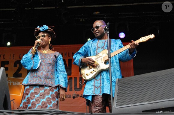 Amadou et Mariam pendant la Fête de la Musique de Paris, le 21 juin 2010.