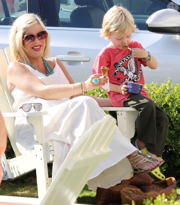 Tori Spelling, son mari Dean McDermott et leurs enfants se sont offerts une sortie en famille pour satisfaire les envies de la future maman le 22 juillet 2011 à Malibu