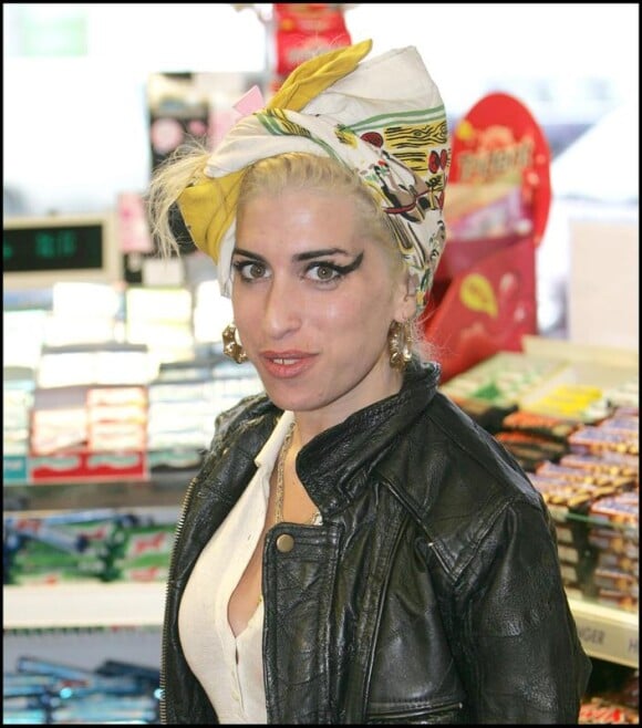Amy Winehouse blonde, à Londres en janvier 2008