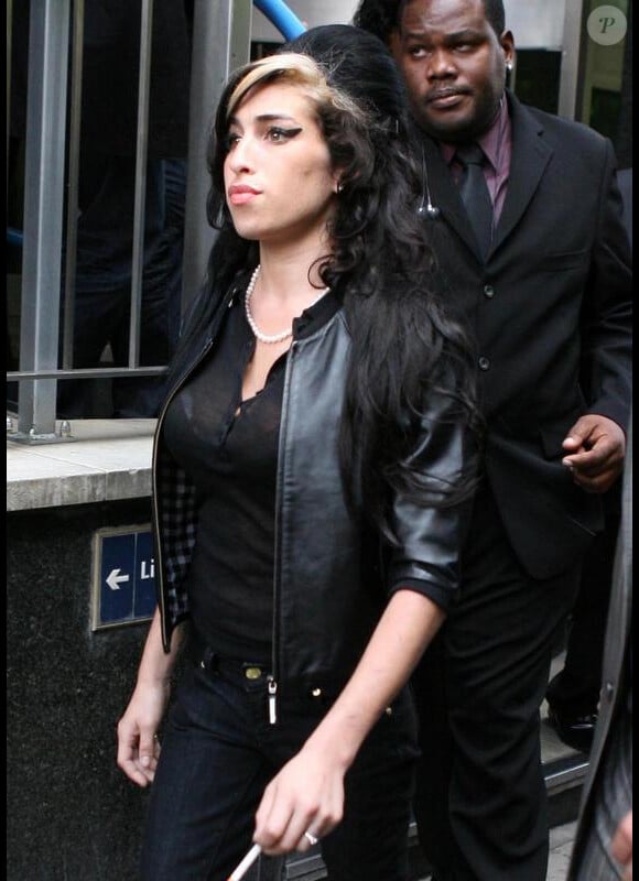 Amy Winehouse quittant le tribunal en juillet 2009
