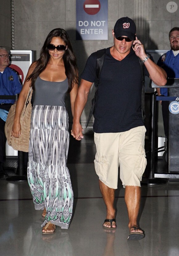 Vanessa Minnillo et Nick Lachey reviennent de leur lune de miel, à l'aéroport de Los Angeles le 25 juillet 2011