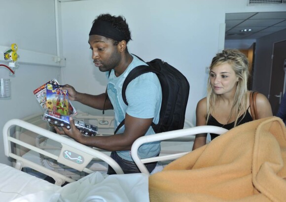 Priscilla et Kamini rendent visite aux enfants malades, dans un hôpital de Nice, en juillet 2011. Ils leur offrent des cadeaux !