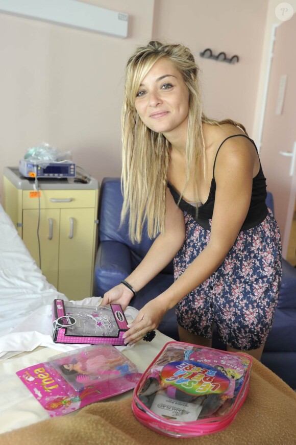 Priscilla rend visite aux enfants malades, dans un hôpital de Nice, en juillet 2011. Elle soutient l'association Enfant, Star et Match.