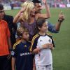La présentatrice télé Kelly Ripa avec son mari Mark Consuelos et ses enfants lors du match entre les MLS All Stars et Manchester United le 27 juillet 2011 à New York.