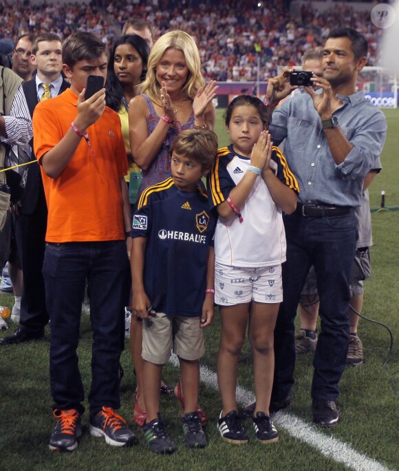 La présentatrice télé Kelly Ripa avec son mari Mark Consuelos et ses enfants lors du match entre les MLS All Stars et Manchester United le 27 juillet 2011 à New York.