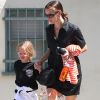 Jennifer Garner emmène sa fille aînée Violet à son cours de karaté. Los Angeles, 28 juillet 2011