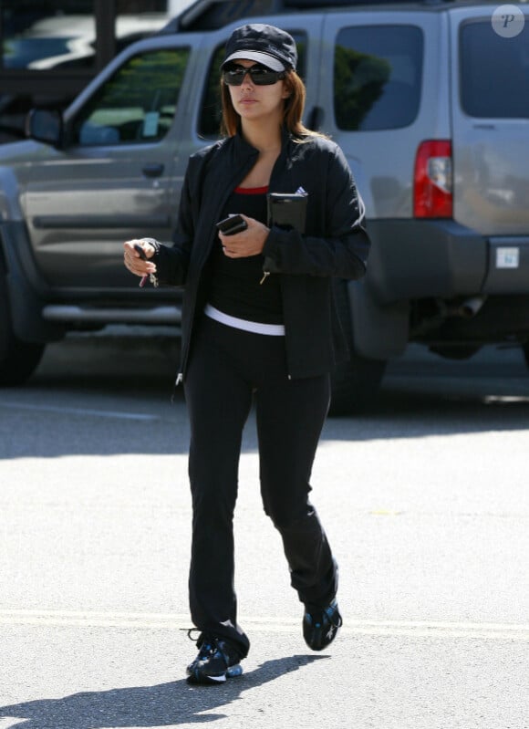 Casquette sur la tête et lunettes de soleil sur le nez, Eva Longoria se rend à la salle de sport à West Hollywood, le 25 juillet 2011.