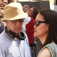 Woody Allen : Même au travail, son épouse et leurs filles ne le quittent pas