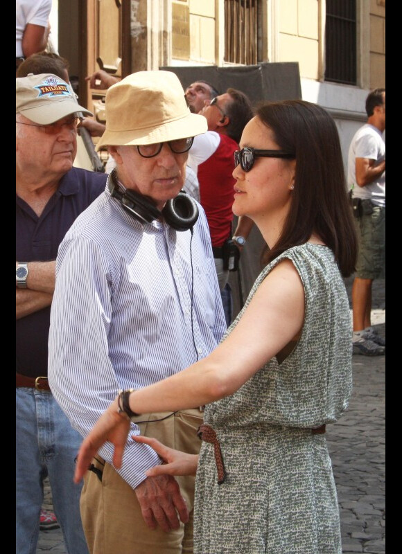 Woody Allen tourne le film Bop Decameron à Rome, le 29 juillet 2011. Son épouse Soon-Yi lui a rendu visite sur le tournage.
