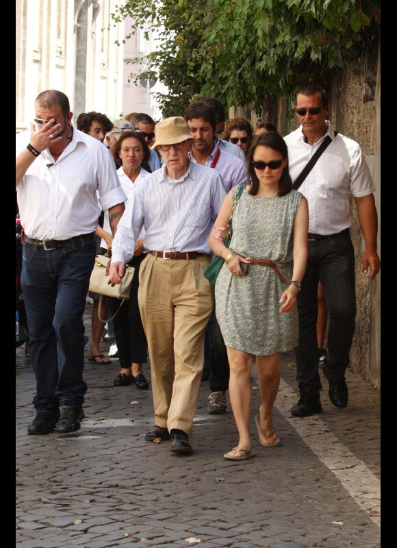 Woody Allen tourne le film Bop Decameron à Rome, le 29 juillet 2011. Son épouse lui rend souvent visite sur le tournage.