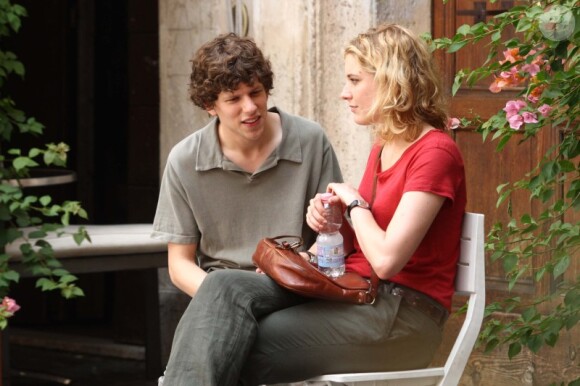 Jesse Eisenberg et Greta Gerwig tournent le film Bop Decameron à Rome, le 29 juillet 2011 : ils jouent devant la caméra de Woody Allen.