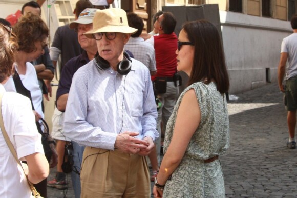 Woody Allen tourne le film Bop Decameron à Rome, le 29 juillet 2011. Son épouse n'a pas hésité à lui rendre visite sur le tournage.