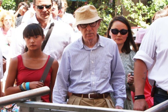 Woody Allen tourne le film Bop Decameron à Rome, le 29 juillet 2011. Son épouse et sa fille Bechet lui ont rendu visite sur le tournage.
