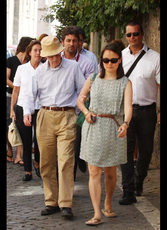 Woody Allen tourne le film Bop Decameron à Rome, le 29 juillet 2011. Son épouse Soon-Yi lui rend souvent visite sur le tournage.
