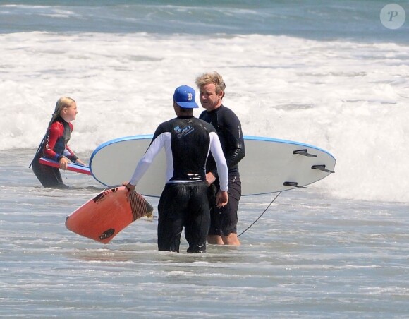 David Beckham et Gordon Ramsay surfent avec leurs enfants à Malibu, le 30 juillet 2011.