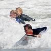 David Beckham, Gordon Ramsay et leurs enfants surfent sur les vagues de Malibu, le 30 juillet 2011.