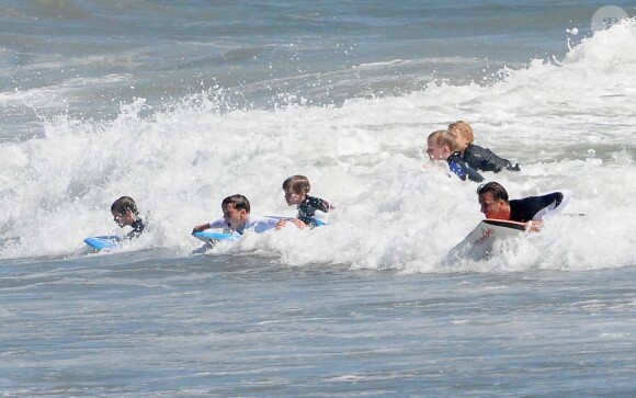 David Beckham, Gordon Ramsay et leurs enfants surfent sur les vagues de Malibu, le 30 juillet 2011.