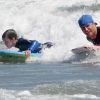 Avec son fils Cruz, David Beckham surfe à Malibu, le 30 juillet 2011.