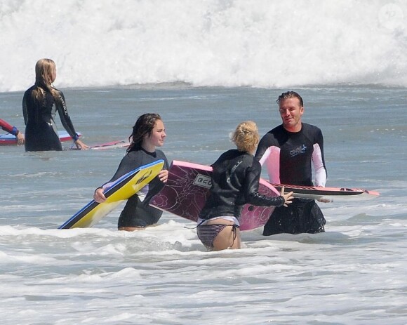 David Beckham surfe avec ses enfants et ceux de Gordon Ramsay, dont Megan Jane, à Malibu, le 30 juillet 2011.