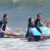 David Beckham et Gordon Ramsay surfent avec leurs enfants à Malibu, le 30 juillet 2011.