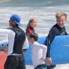David Beckham, le chef Gordon Ramsay et leurs enfants surfent à Malibu, le 30 juillet 2011.