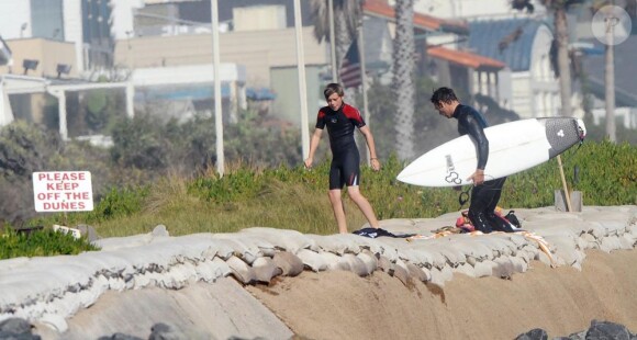 Les parents de Victoria Beckham regardent leur petit fils Brooklyn faire du surf à Malibu le 19 juillet 2011