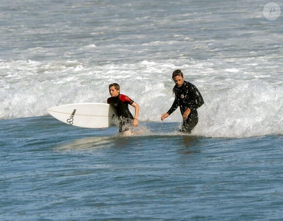 Les parents de Victoria Beckham regardent leur petit fils Brooklyn faire du surf à Malibu le 19 juillet 2011