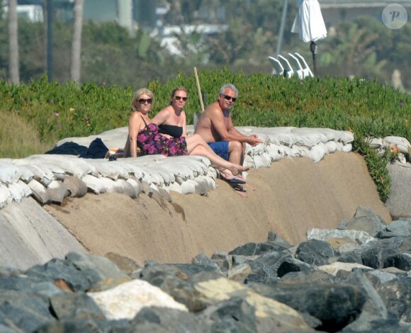 Les parents de Victoria Beckham regardent leur petit fils Brooklyn faire du surf à Malibu le 19 juillet 2011