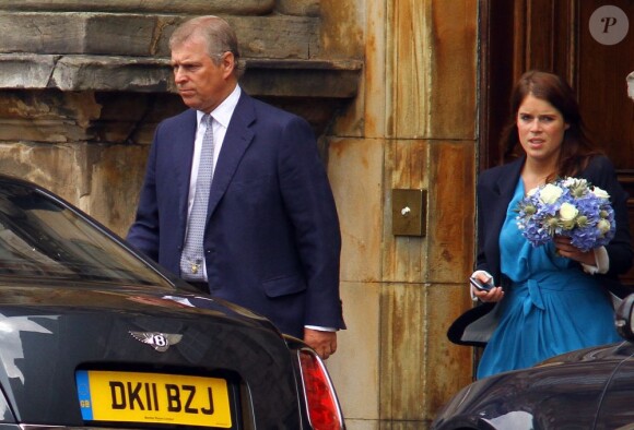 La princesse Eugenie d'York et le prince Adrew au Palace d'Holyroodhouse à Edimbourg après la cérémonie  de mariage  de Mike Tindall et Zara Phillips à Edimbourg le 31 juillet 2011
 