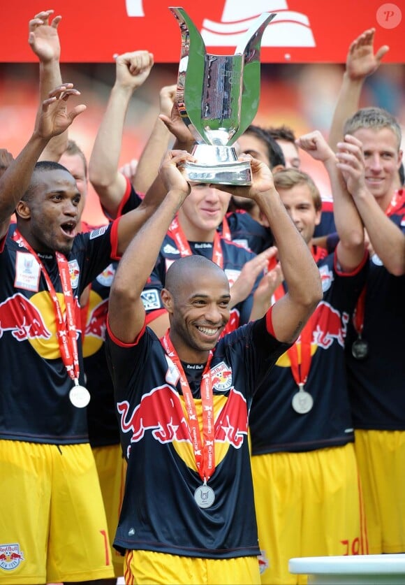 Dimanche 31 juillet 2011, les New York red Bulls ont arraché le nul à Arsenal pour remporter l'Emirates Cup. Et Thierry Henry, ancien Gunner et néo-Yankee, a reçu une vibrante ovation de l'Emirates Stadium pour son tour d'honneur.