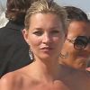 Kate Moss à son arrivée au fameux Club 55 de Saint-Tropez le 2 août 2011