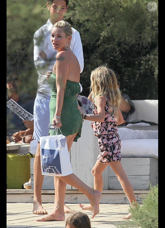 Kate Moss à son arrivée au fameux Club 55 de Saint-Tropez le 2 août 2011 en compagnie de sa fille Lila