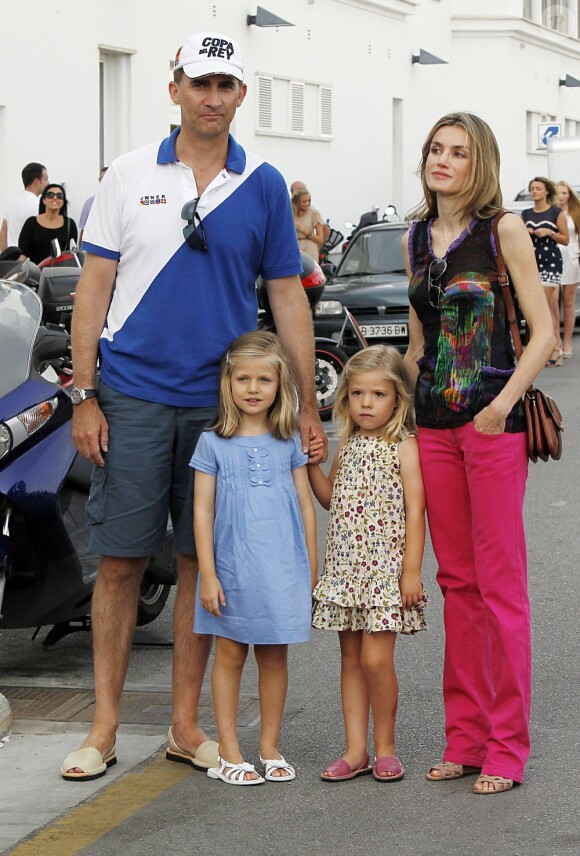 Letizia et Felipe d'Espagne profitent d'un concert avec leurs charmantes têtes blondes Leonor et Sofia le 2 août. La famille est réunie au grand complet pour des vacances à Palma de Majorque où le prince participe à la régate de la Copa del Rey.  
