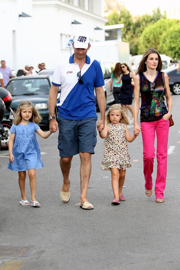 Letizia et Felipe d'Espagne profitent d'un concert avec leurs charmantes têtes blondes Leonor et Sofia le 2 août. La famille est réunie au grand complet pour des vacances à Palma de Majorque où le prince participe à la régate de la Copa del Rey.  