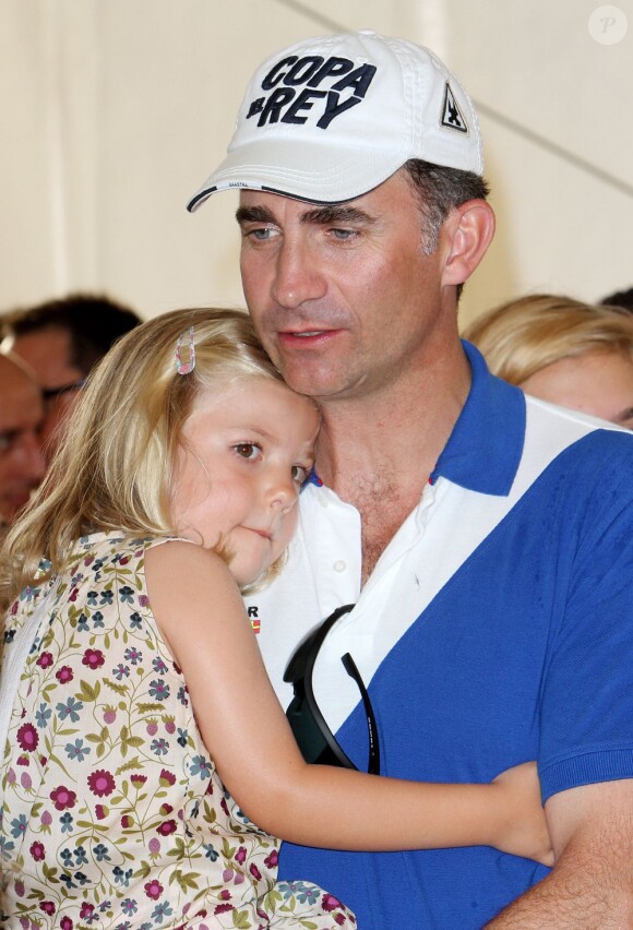 Certainement fatiguée par sa journée, Sofia ne quitte pas les bras de son papa, le prince Felipe. Majorque, 2 août 2011