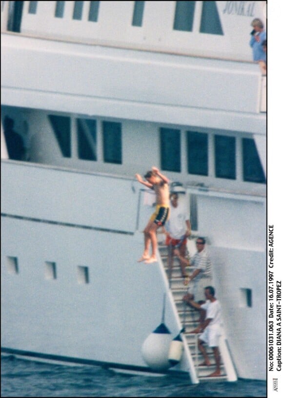 Le Prince Williams saute à l'eau, en 1997, heureusement il ne connaissait pas Kate Middleton
