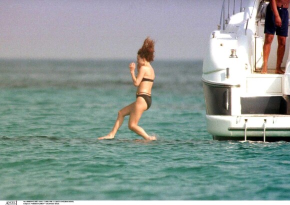 Mariah Carey saute à l'eau à Ibiza, les bras en protection