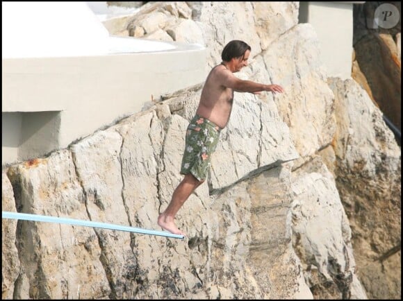 Andy Garcia saute à l'eau, tel un dandy - mai 2007 au Cap d'Antibes