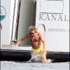 Rod Stewart entre dans l'eau, avec des lunettes de soleil/de plongée