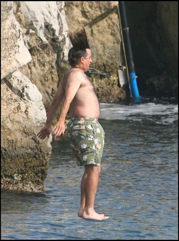 Andy Garcia saute à l'eau, tel un punk - mai 2007 au Cap d'Antibes
