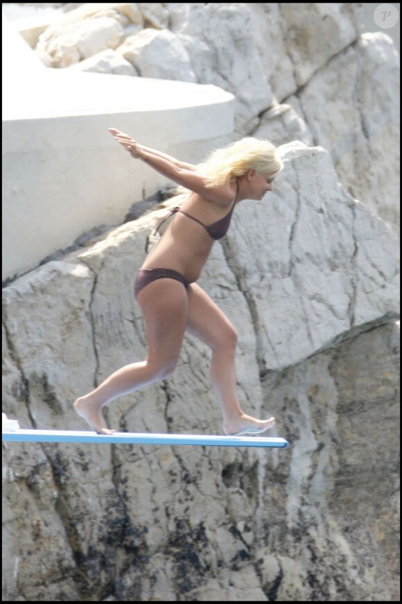 Lilly Allen saute à l'eau, avec humour apparement - mai 2008 au Cap d'Antibes