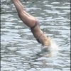 Lilly Allen saute à l'eau, en fait c'est assez gracieux - mais 2008 au Cap d'Antibes