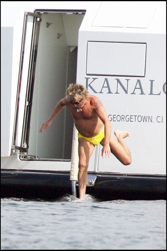 Rod Stewart saute à l'eau, s'écrase dans l'eau plutôt...