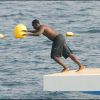 Don Cheadle saute à l'eau, sûr de mieux faire que son copain Andy - mai 2007 au Cap d'Antibes