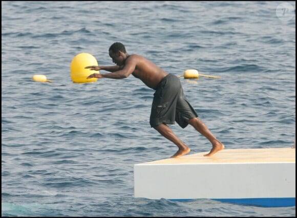 Don Cheadle saute à l'eau, sûr de mieux faire que son copain Andy - mai 2007 au Cap d'Antibes