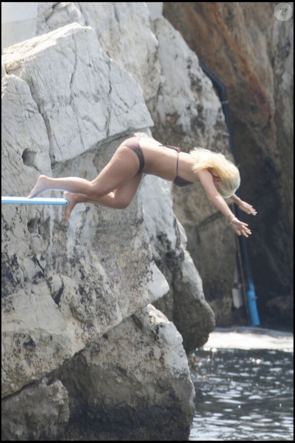 Lilly Allen saute à l'eau, elle laisse tout tomber - mai 2008 au Cap d'Antibes