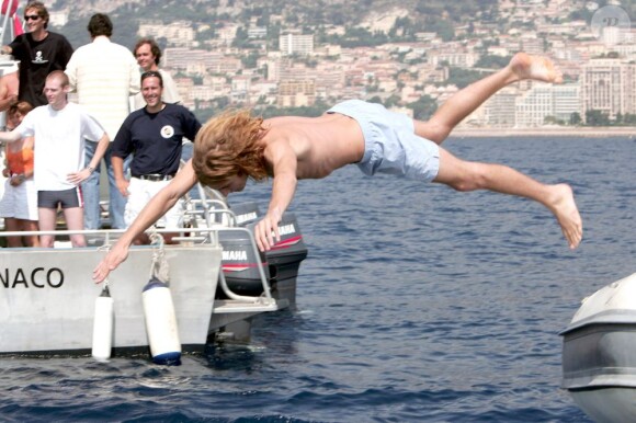 Andrea Casiraghi saute à l'eau, et son peuple l'encourage - en juillet 2004 à Monaco