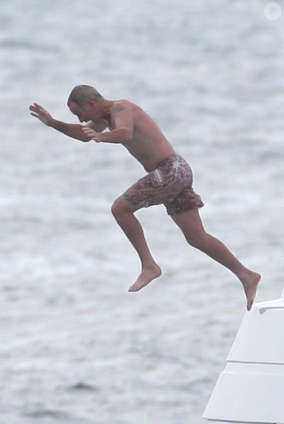 John McEnroe saute à l'eau, en hurlant - mars 2008 à Saint-Barthelemy