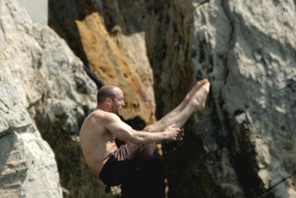 Jason Statham saute à l'eau, dans tous les sens - en mai 2007 au Cap d'Antibes