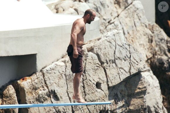 Jason Statham saute à l'eau, il se prépare à quelque chose - en mai 2007 au Cap d'Antibes